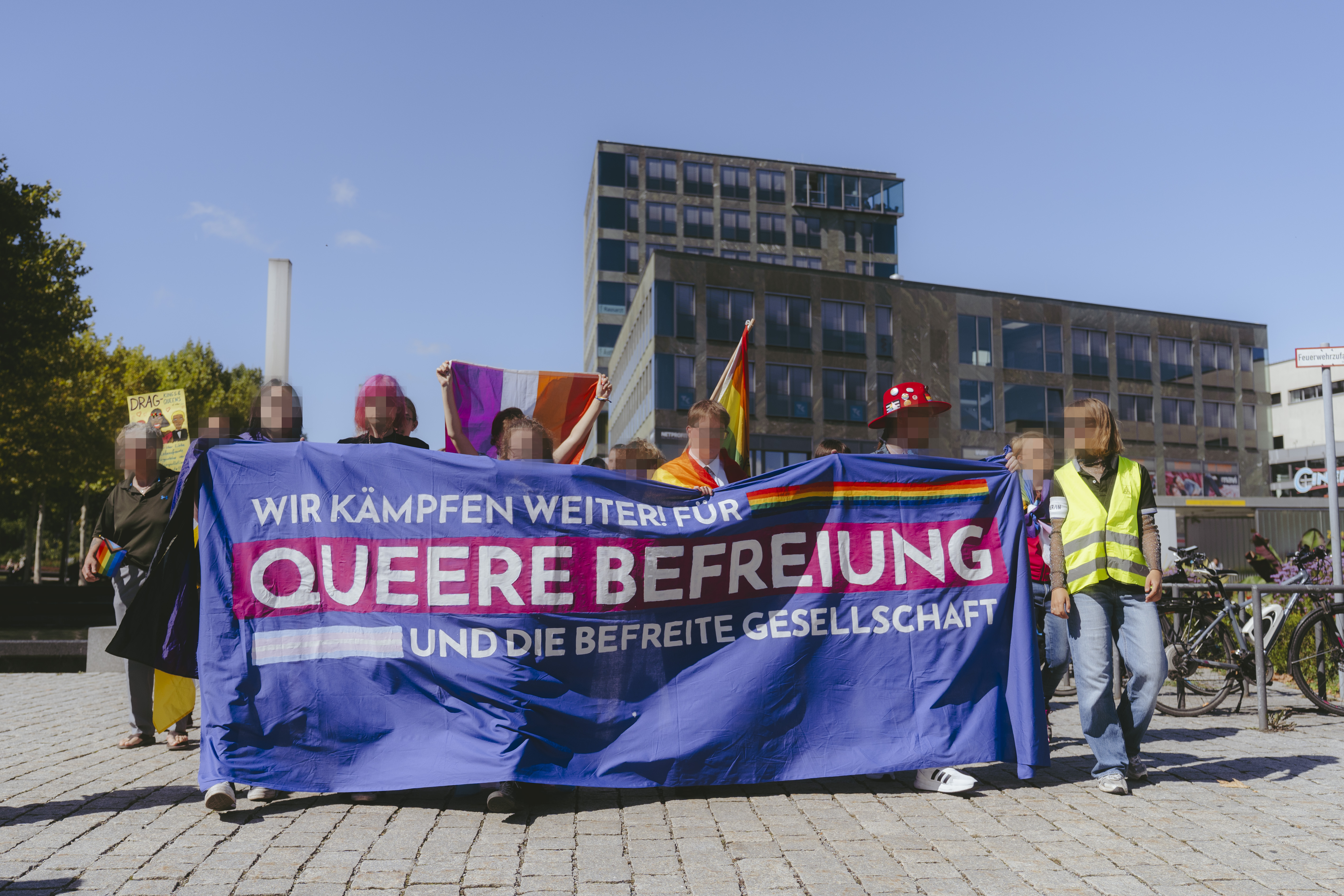 May be an image of 7 people, banner and text that says 'WIR KÄMPFEN WEITER FÜR QUEERE BEFREIUNG UND DIE BEFREITE GESELLSCHAFT'.